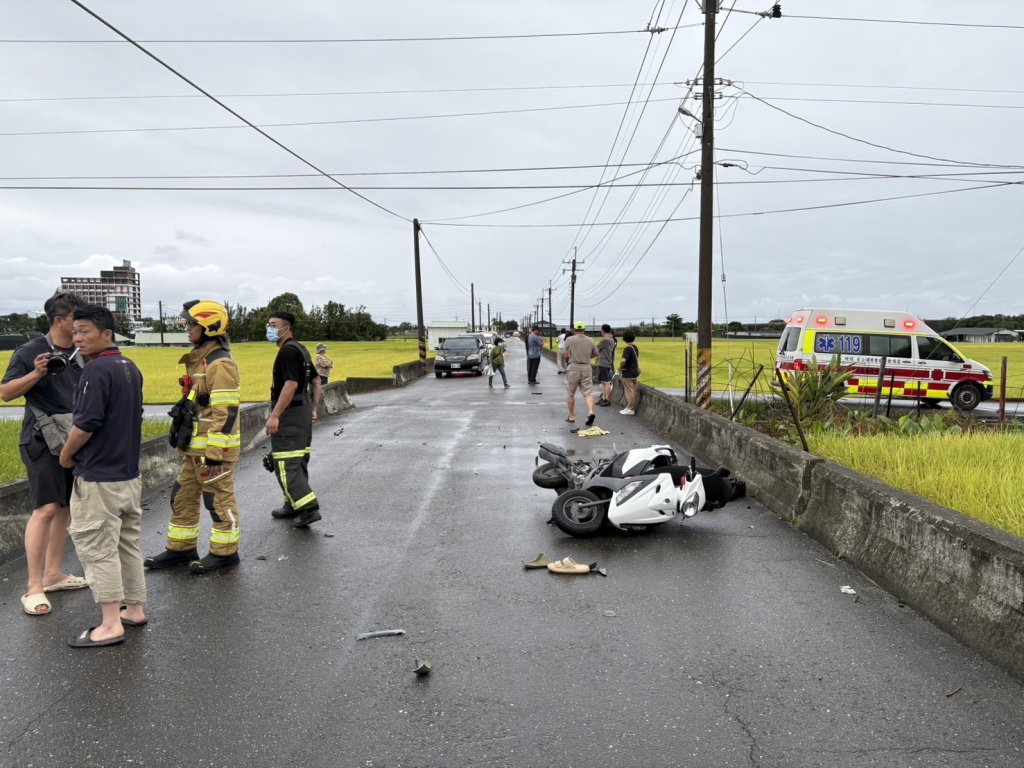 台東無號誌路口死亡車禍！機車與貨車相撞倒地　女騎士傷重不治
