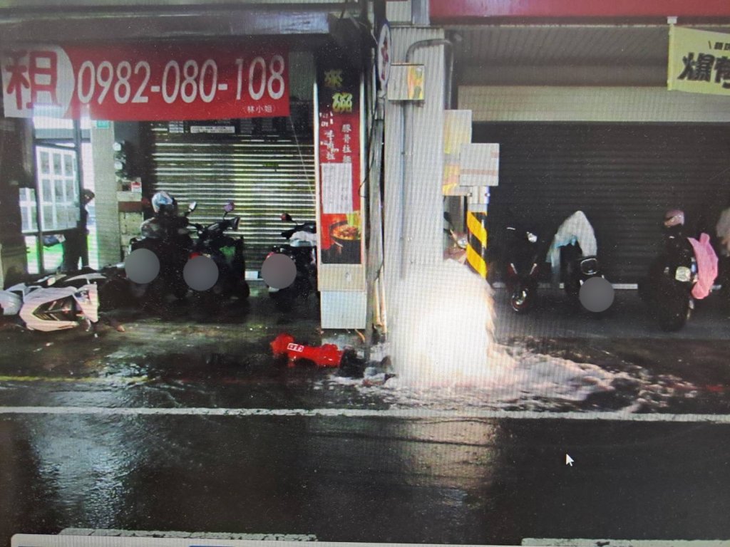 馬路秒變噴泉秀！轎車猛撞消防栓＋3機車　民眾全看傻