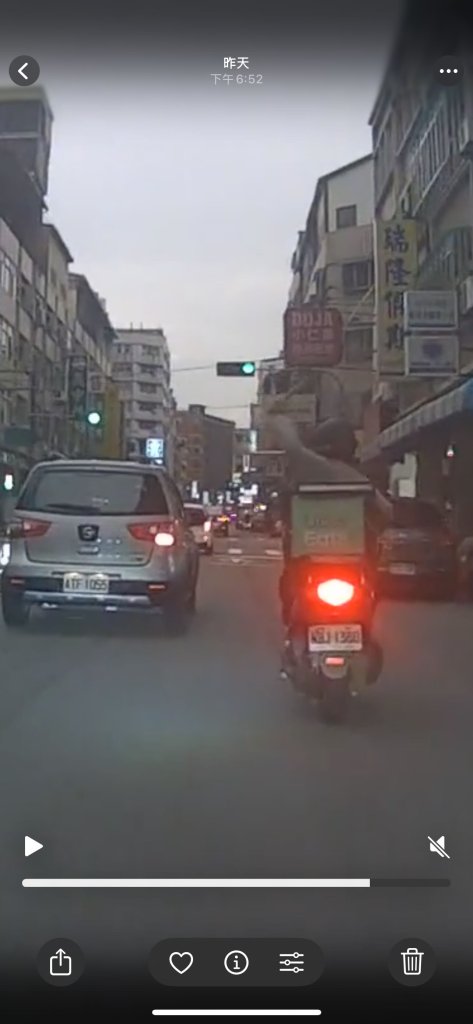 嚇人！Uber Eats外送員疑不滿後車亮大燈　竟舉鐵錘挑釁