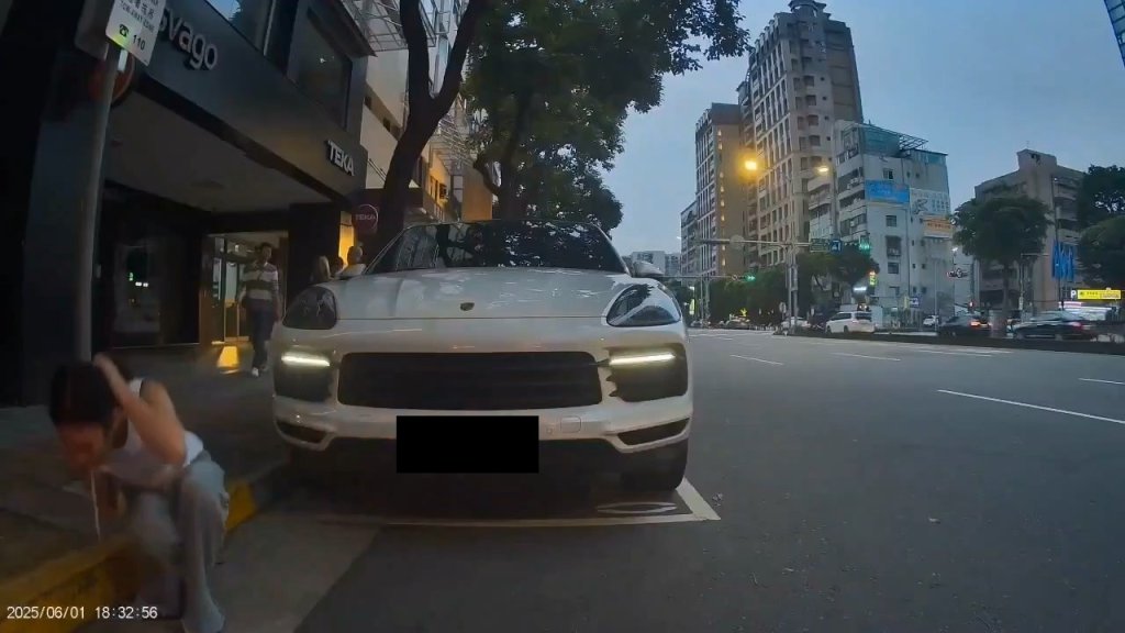 影／坐保時捷比較會吐？正妹下車往水溝「噴一口液體」　引起網友熱議