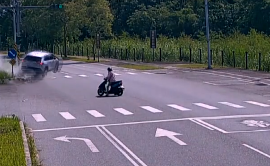 撞擊畫面曝光！閃無照違規左轉機車　花蓮自小客車衝落路邊田地釀4傷