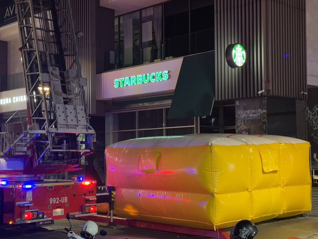 台中勤美深夜驚傳民眾站頂樓！ 消防緊急出動雲梯車戒備　所幸平安落幕