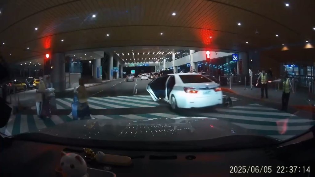 影／白牌車桃機載人被攔！門還沒關「踩油門闖紅燈逃跑」　外籍旅客被甩飛倒地