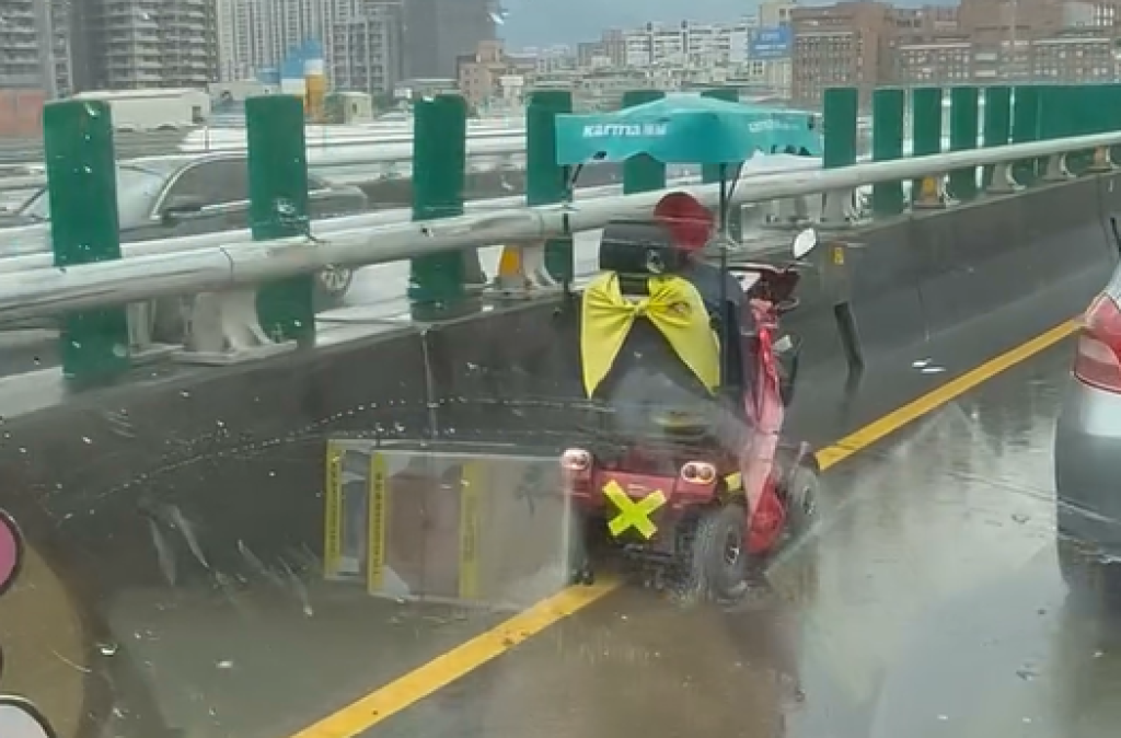 影／真的移動神主牌！阿嬤騎電動代步車上快速道路　網友酸：四輪沒毛病