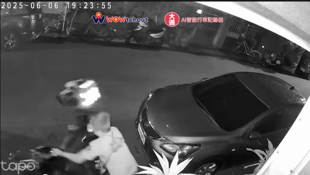 重機「擋路」？遭推倒肇事駕駛「絲滑」逃逸 網友批：TM故意的吧
