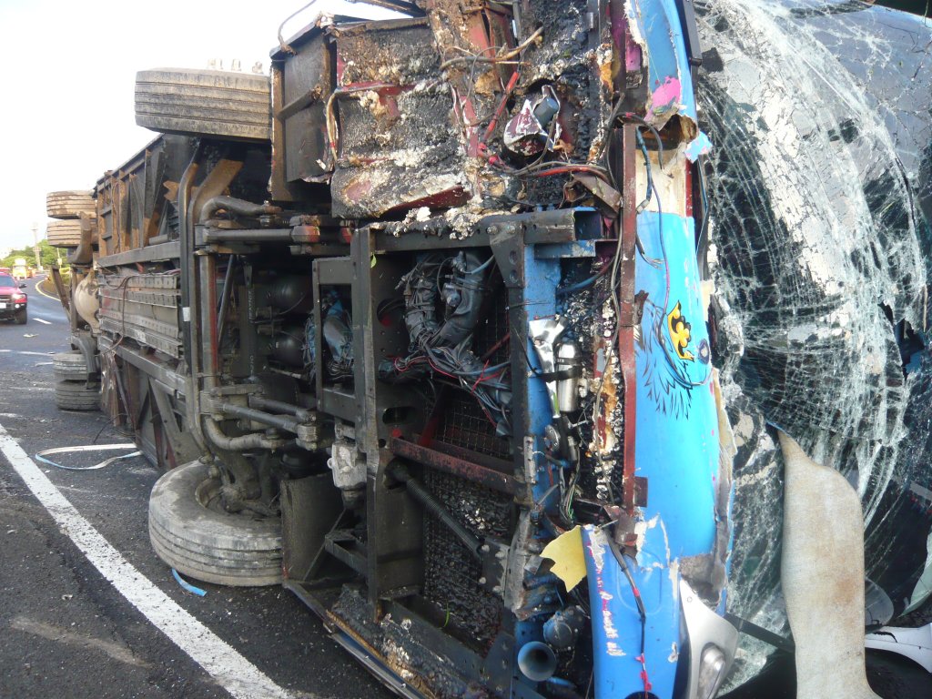 疲勞駕駛肇禍！國道八堵段客運自撞翻覆釀堵車2小時