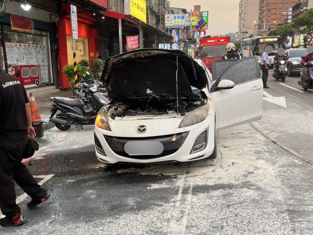 龜山萬壽路MAZDA 3行駛中突冒火！前方引擎室燃燒惹驚嚇