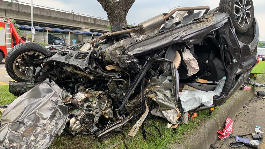 北市嚴重車禍！轎車、遊覽車碰撞翻覆　1死1命危