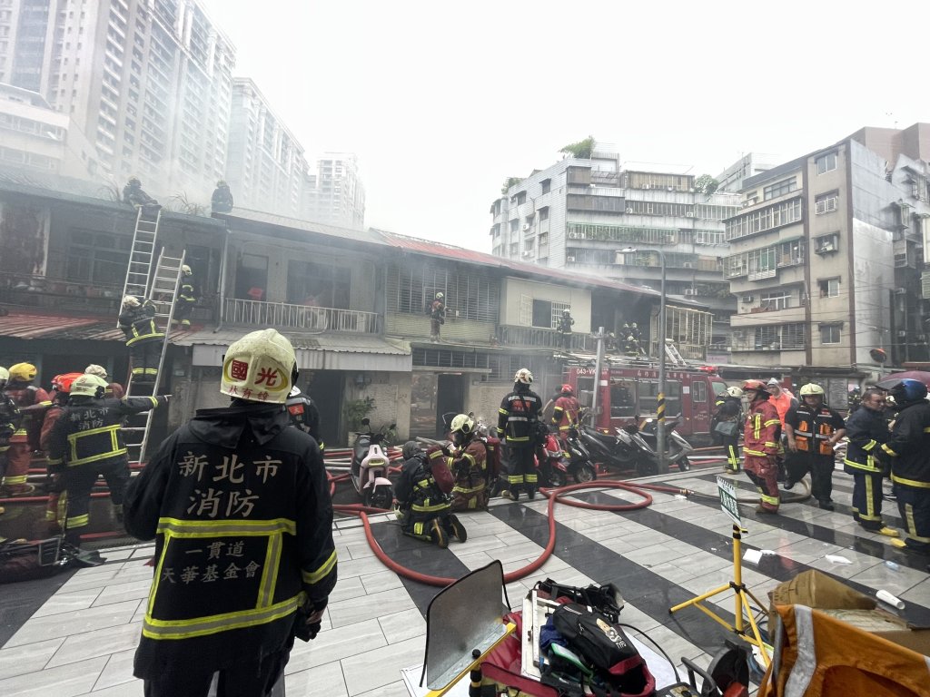 永和民宅起火延燒6戶！緊急疏散29人　消防籲快戴口罩