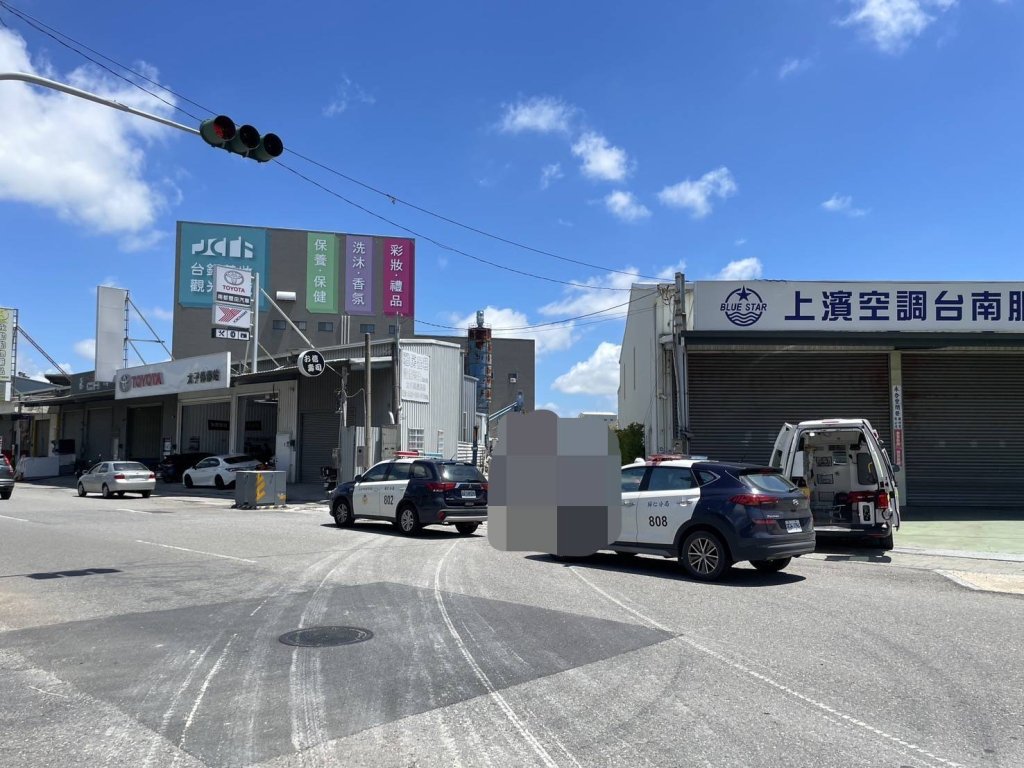 悚！台南混凝土車轉彎「撞直行機車」　疑視線死角...男頭部重創不治