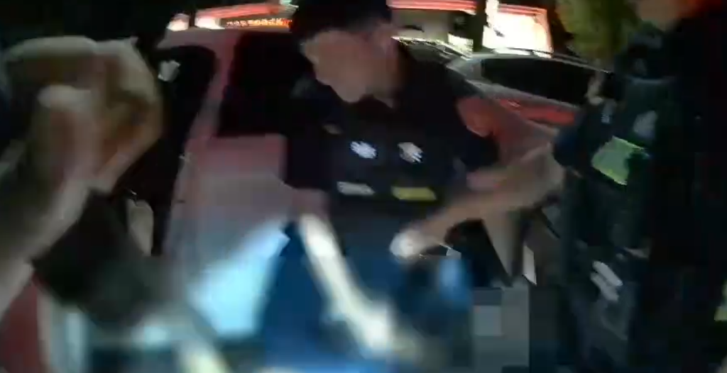 刺青哥毒駕車停路中央　警盤查試逃逸被拉下車壓制