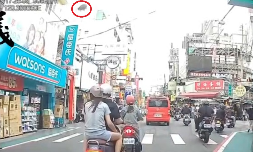台中街頭奇景！ 　蒲瓜從天而降砸中機車騎士腦袋