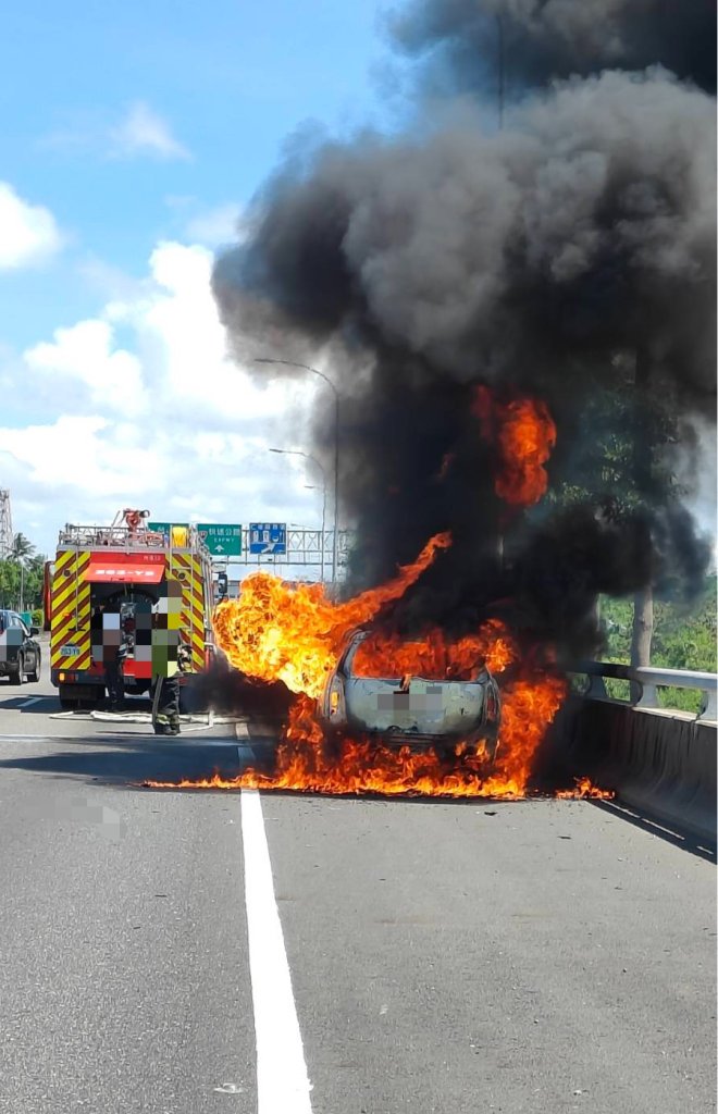 國道火燒車！ 　自小客車遭烈焰吞噬濃煙沖天