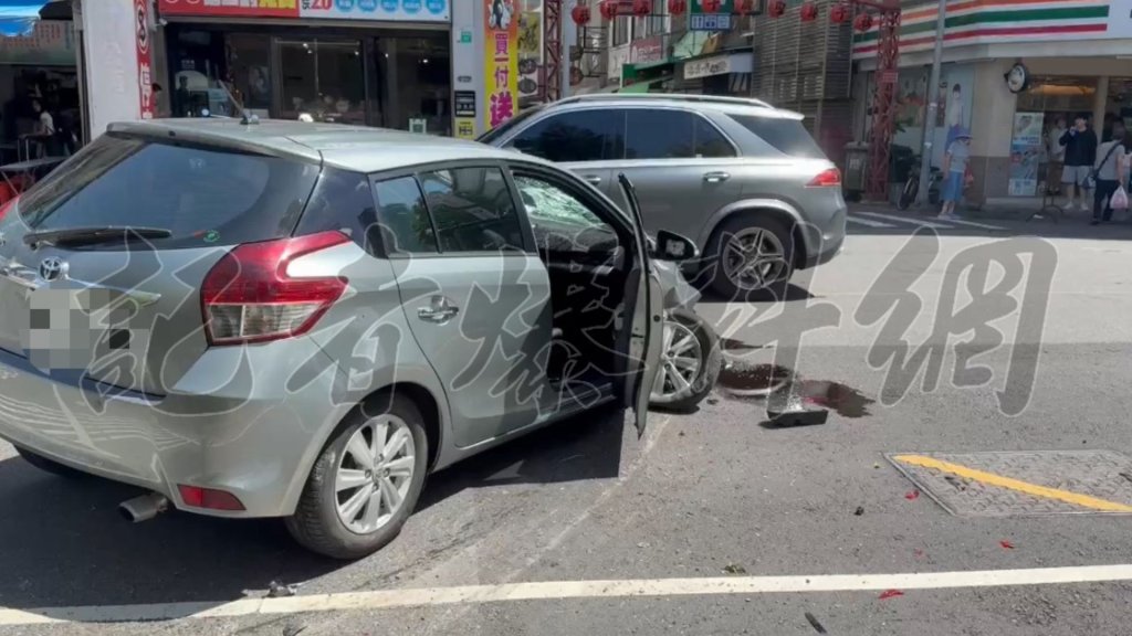 直擊快訊／又是暴衝車禍！台南重大事故「機車一排倒」1腳踏車騎士OHCA