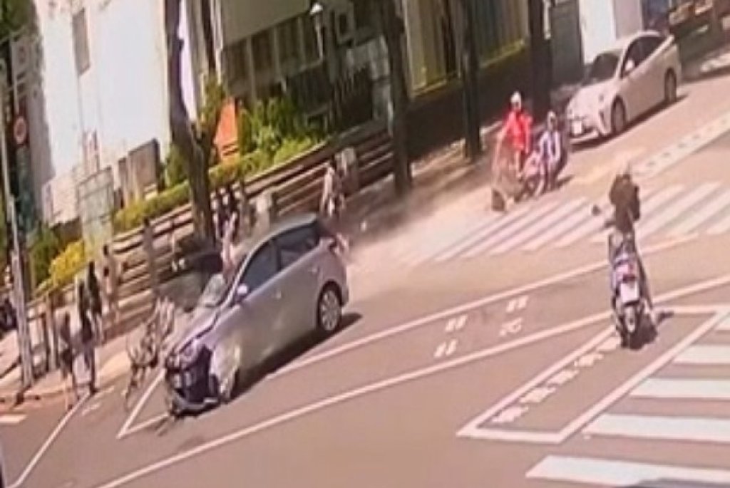 快訊／撞擊畫面曝！台南76歲婦至少衝撞29輛車　單車騎士噴引擎蓋「飛出去OHCA」