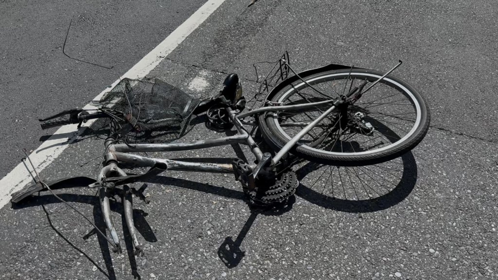 快訊／成大路驚傳重大車禍！74歲單車翁遭撞噴飛不治　肇事阿嬤當場嚇哭