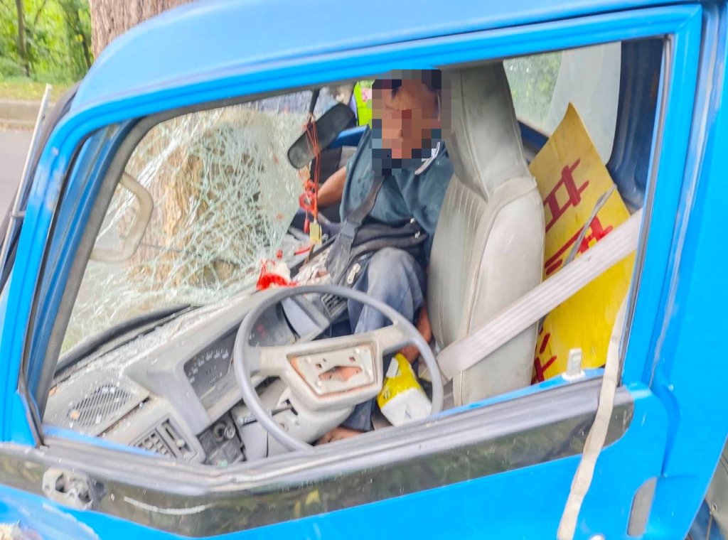 南投竹山77歲翁駕車撞路樹受困車內　消防隊員破壞車體救出