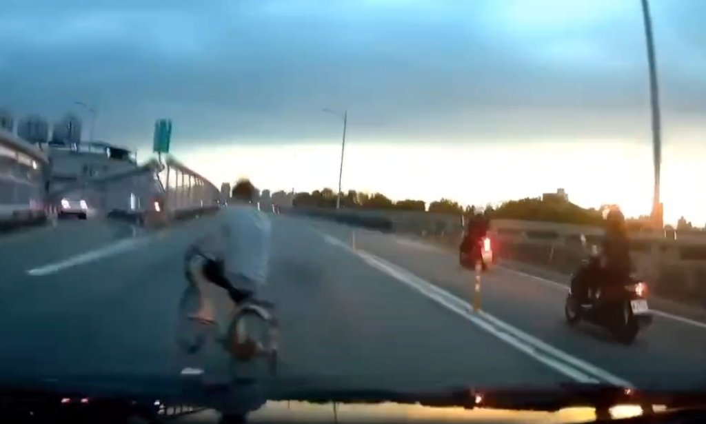 影/驚險一瞬！環河快速道路驚見阿伯單車橫切 車主急剎差點撞上