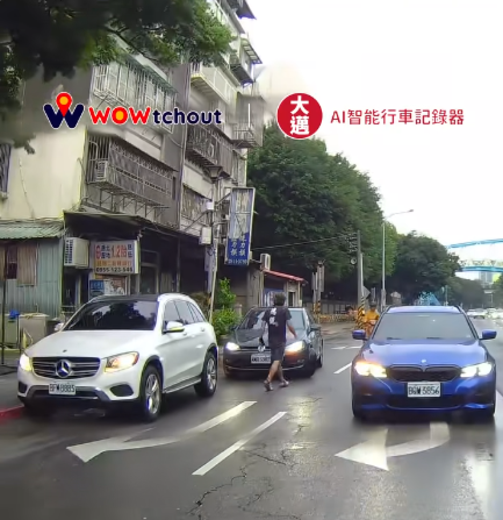 賓士男違停下車嗆聲竟找錯對象 網友酸：腦子不好使耳朵能好到哪裡去