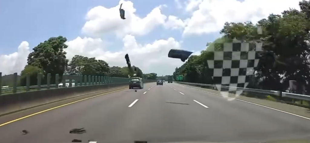 驚悚畫面曝光！休旅車行駛國道車頂架突解體　裝載物品飛散