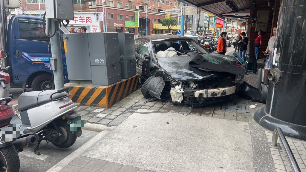 衝撞畫面曝光！蘆洲通緝犯拒檢逃逸　高速碰撞貨車衝進騎樓