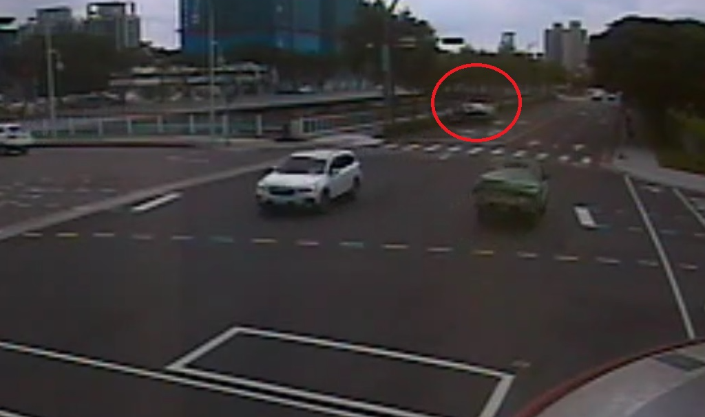 駕車恍神肇事畫面光！ 　台中自小客車自撞路緣翻覆