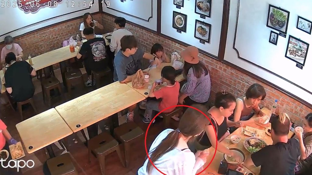 影／女外帶2碗麵！竟拿袋子「包走3罐醬料」　店家怒PO監視器：真的很氣