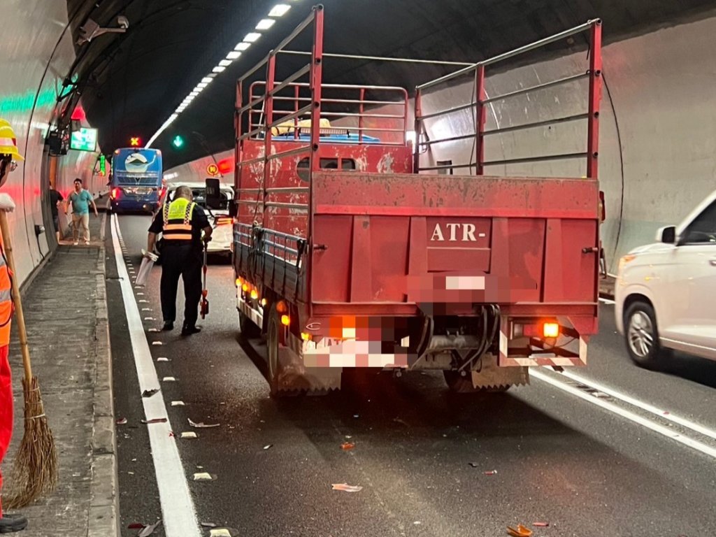 雪隧南下3車連環撞癱瘓10公里　禍首19歲駕駛坦承「我睡著了」