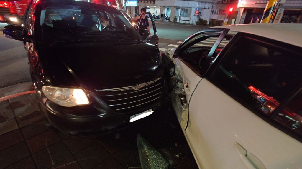 路口闖紅燈猛撞右轉車！「安全氣囊全爆」違規男陷昏迷　車上搜出K他命
