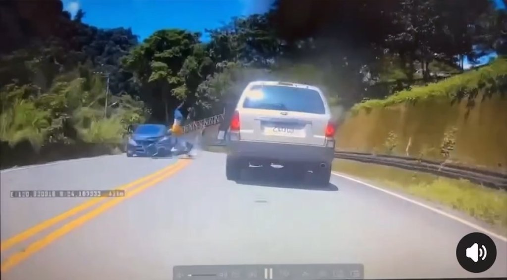 影／台中騎士山路盲彎跨雙黃線超車　迎面撞對向汽車「空翻一圈」重摔落地
