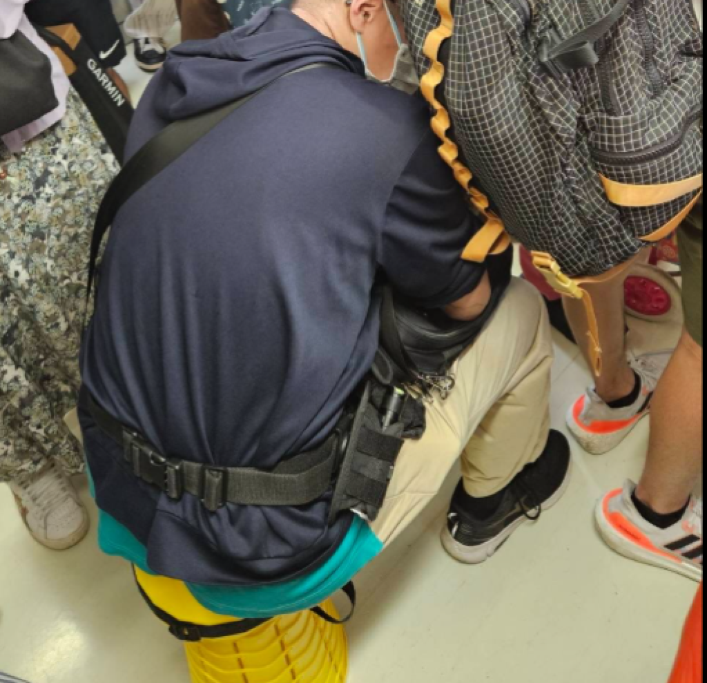 影／搭北捷每天自備伸縮椅！男乘客直接擺車廂中坐下　目擊者：已經三個月了