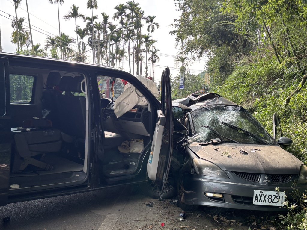 鹿谷鄉車禍10人受傷! 　9人小巴與自小客車相撞消防隊緊急救援