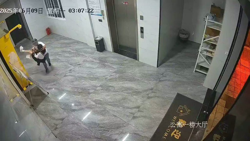影／短裙妹凌晨拿外賣！遭頭盔男強抱猥褻影片瘋傳　陸警回應了