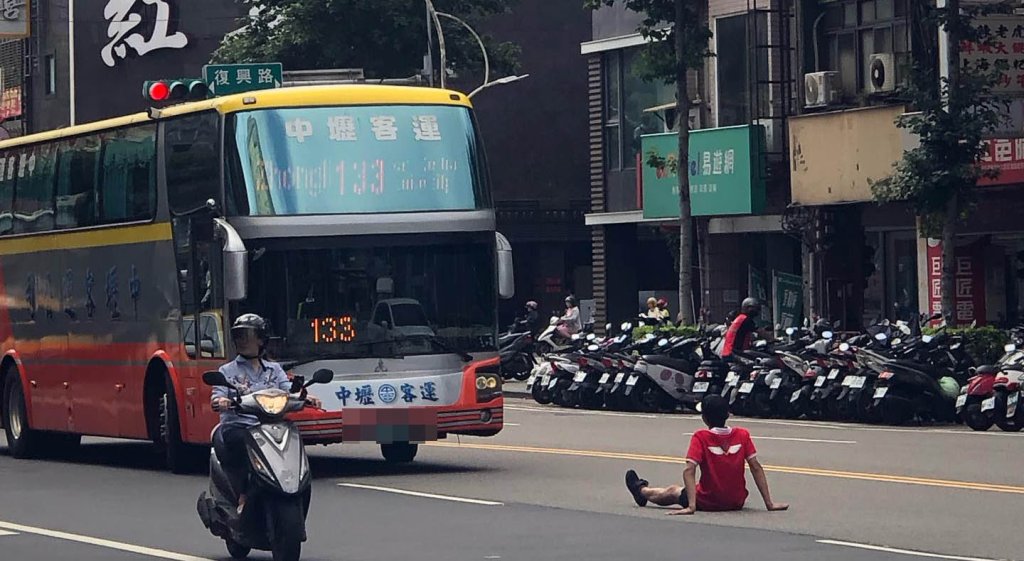 大叔躺馬路做體操  網「只有中壢人超越中壢人」