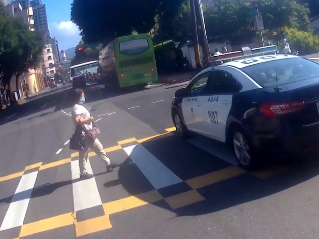 婦人過馬路警車未停讓直直開　南港警認違規依法舉發警員