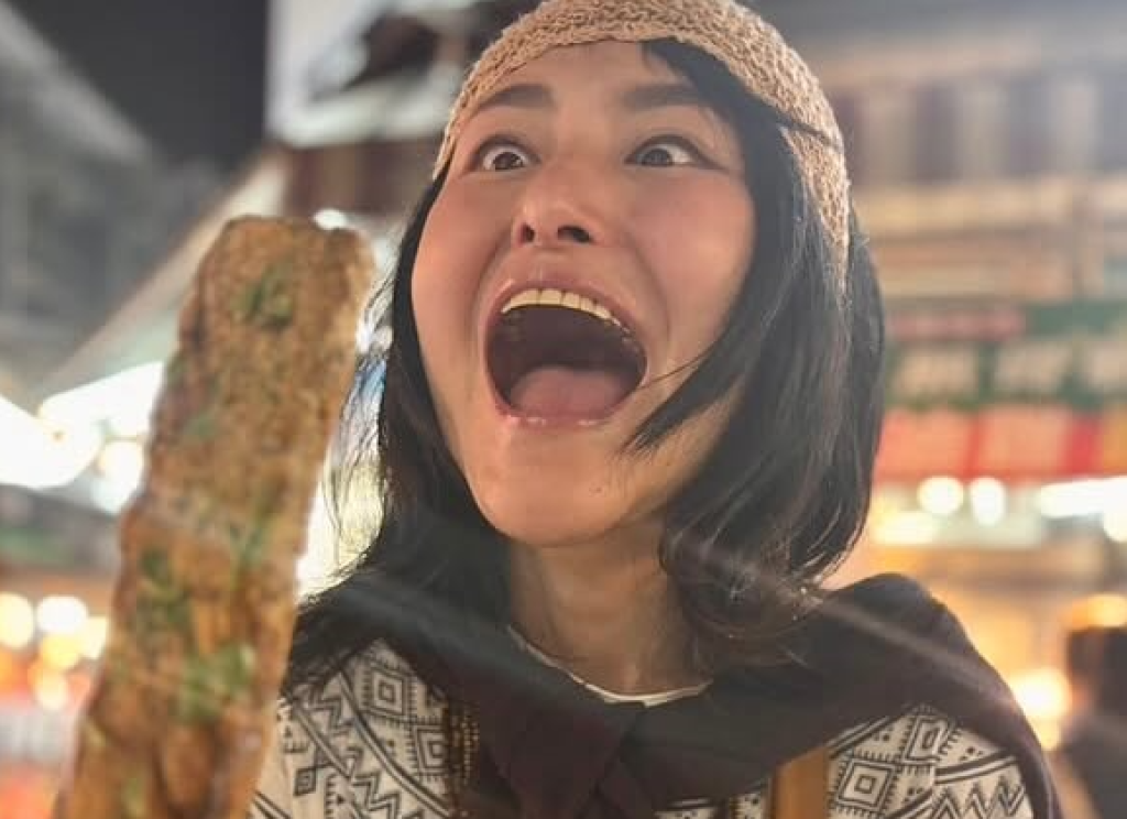影／日本大胃女王Angela佐藤來台！衝桃園夜市吃美食　狂嗑蔥油餅、豬血糕