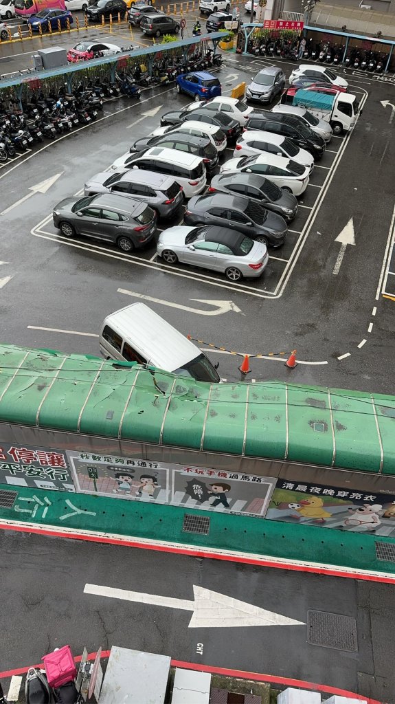 雨天一腳踩錯！中壢監理站驚現小貨車直撞遮雨棚 兩少女受傷送醫