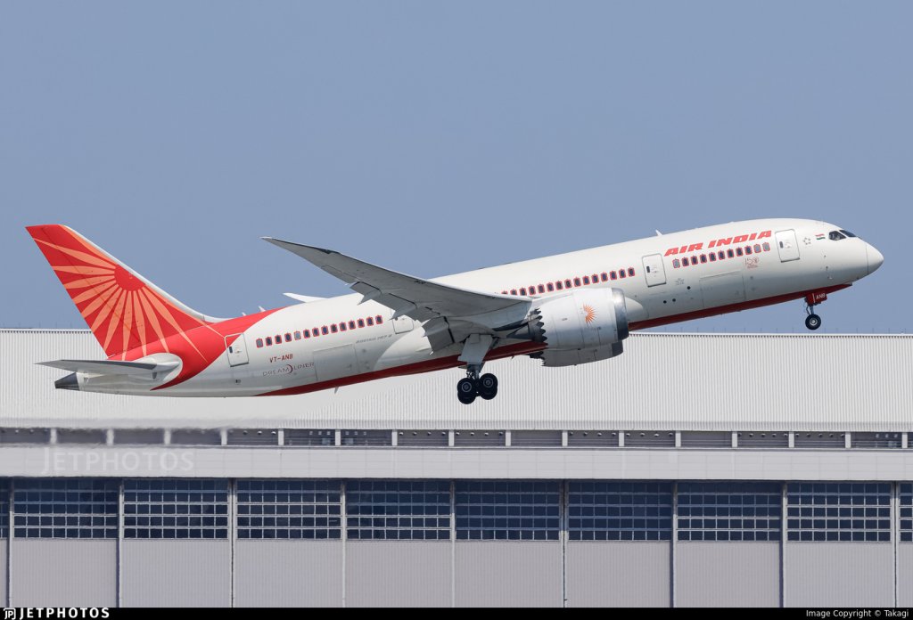 快訊／印度航空波音787墜毀！機上242人傷亡不明　濃煙狂竄民宅區