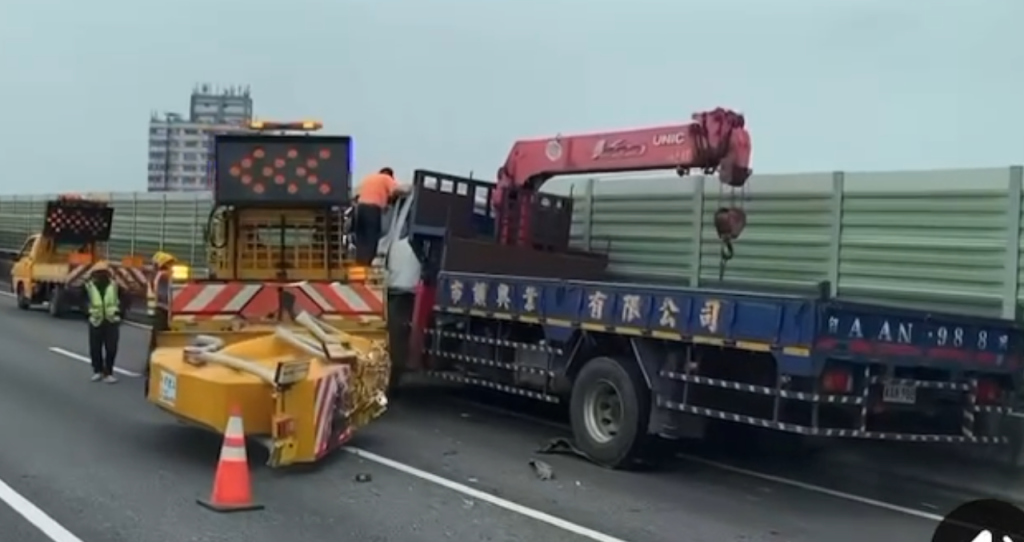  又被撞！ 　台74線貨車車追撞緩撞車