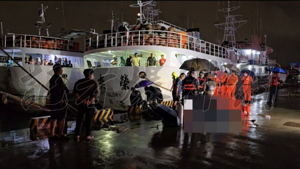 快訊／大批漁工觀屍...高雄男落海「被目睹」斷魂過程　警消暴雨下水搜救
