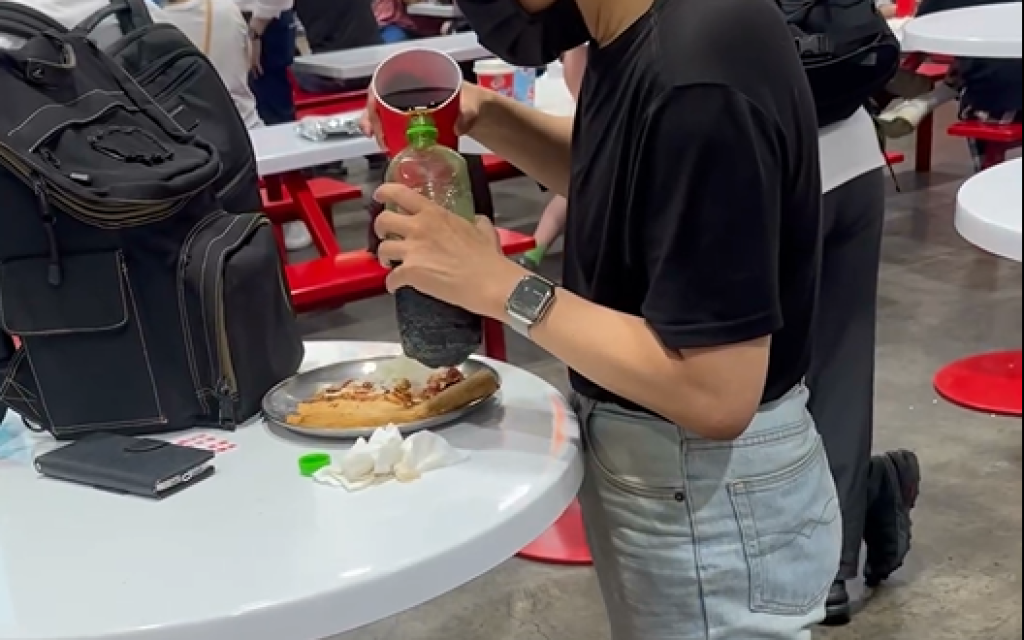 影／好市多猛裝可樂！民眾自備數個寶特瓶灌好灌滿　網友酸：帶回去滷肉？