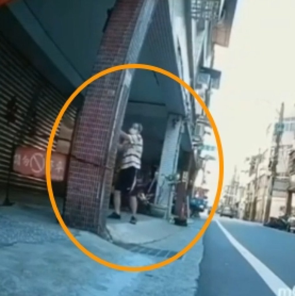 影/「你欠我錢！」男子街頭揮水瓶追人　警消3分鐘急制伏強制送醫
