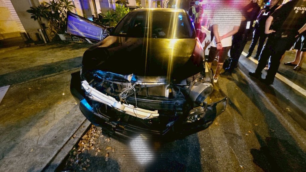 苗栗頭份疑毒駕肇事！撞路旁停車及店家招牌　車內搜出毒品及吸毒工具