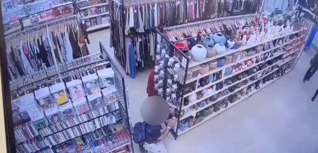 有片／醉男二手店揮武士刀曝！警喝斥走火「他頸中彈」命危　46歲男躺加護病房