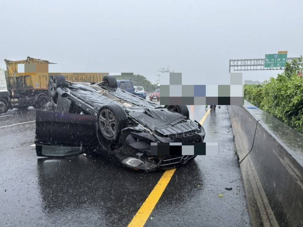 國道1號連環車禍！轎車閃大車自撞翻覆　後方3車追撞