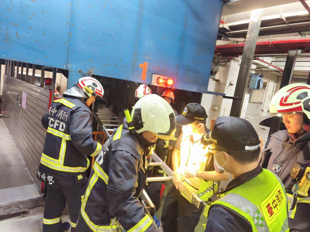 台中地下停車場傳意外！　 60歲男摔落機械停車位下方骨折