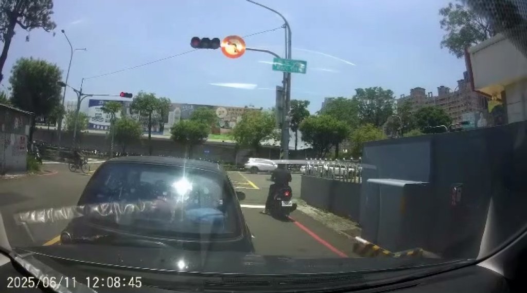 影／阿伯開車倒退嚕！撞到後車先開嗆「你撞我」　網友傻眼：睜眼說瞎