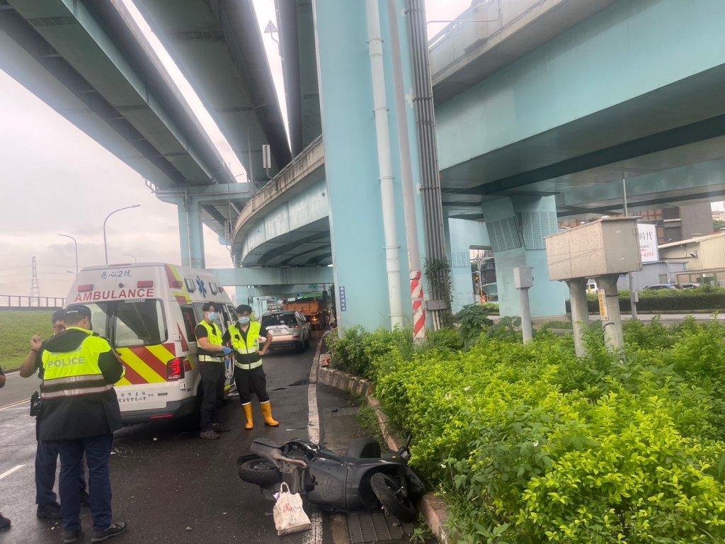 快訊／新北市女騎士遭聯結車輾過　當場爆頭慘死