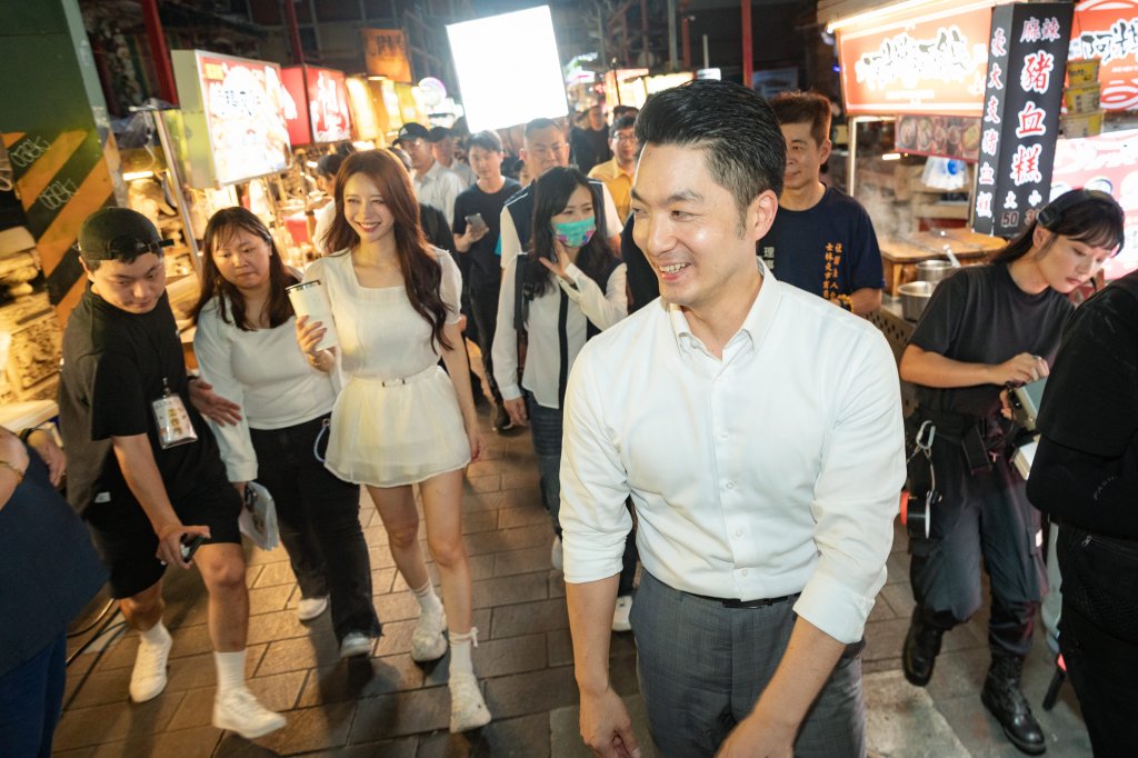 蔣萬安推廣夜市軟實力　親自帶啦啦隊女神李雅英逛夜市　