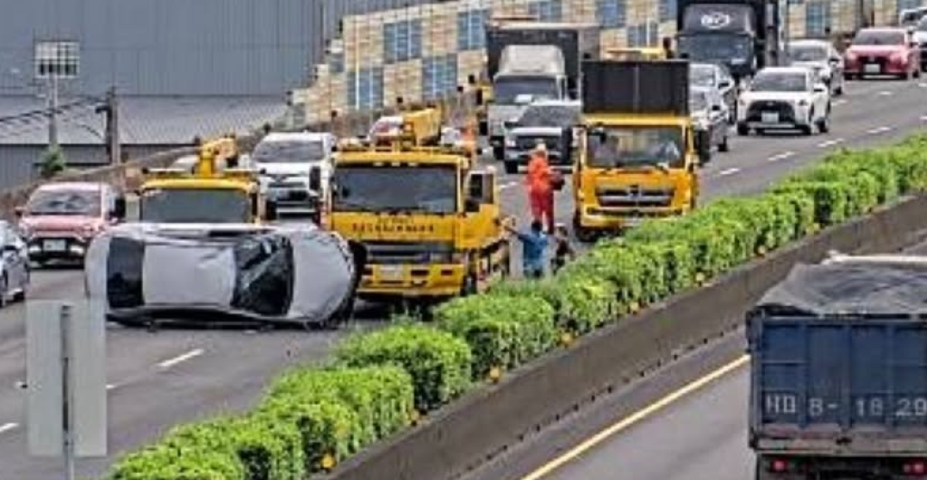 國道1號翻車！ 自小客車撞不明物體爆胎翻車　駕駛頭部流血